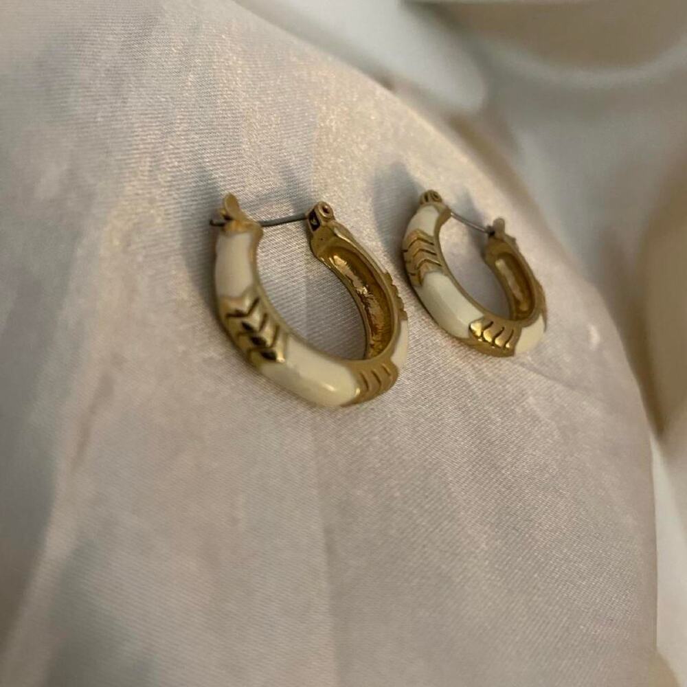 Vintage Cream Enamel Gold Tone Hoop Earrings Pierced Huggie Ribbed 80s 90s